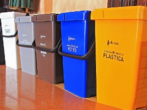 Distribuzione Buste per la raccolta differenziata dei Rifiuti solidi Urbani.